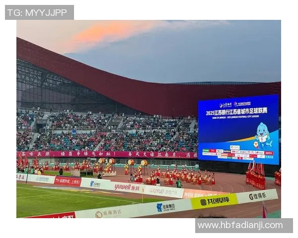 足球明星现场颠球挑战赛精彩瞬间引发球迷热烈欢呼与欢笑